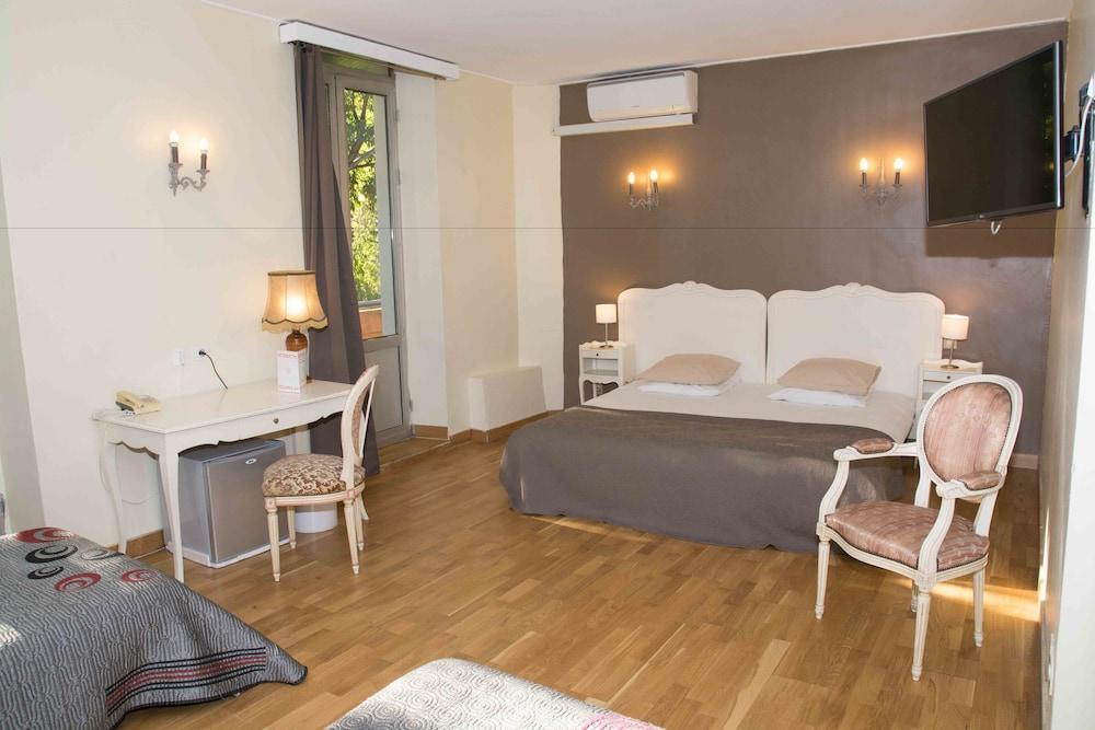 Empire Hotel Ним Екстериор снимка