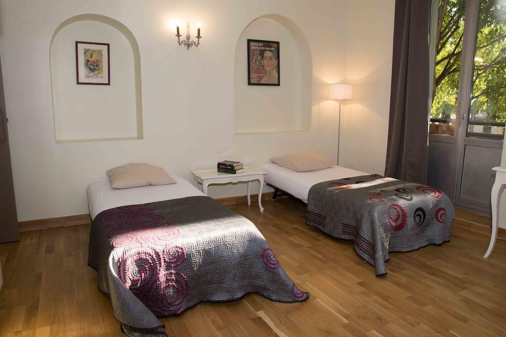Empire Hotel Ним Екстериор снимка