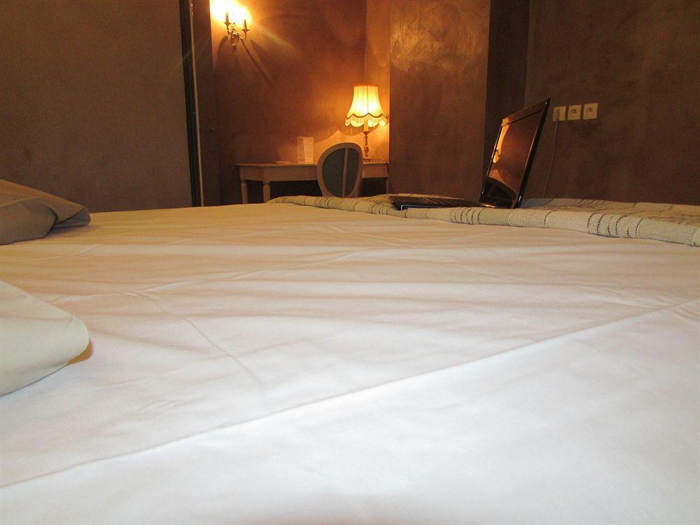 Empire Hotel Ним Екстериор снимка