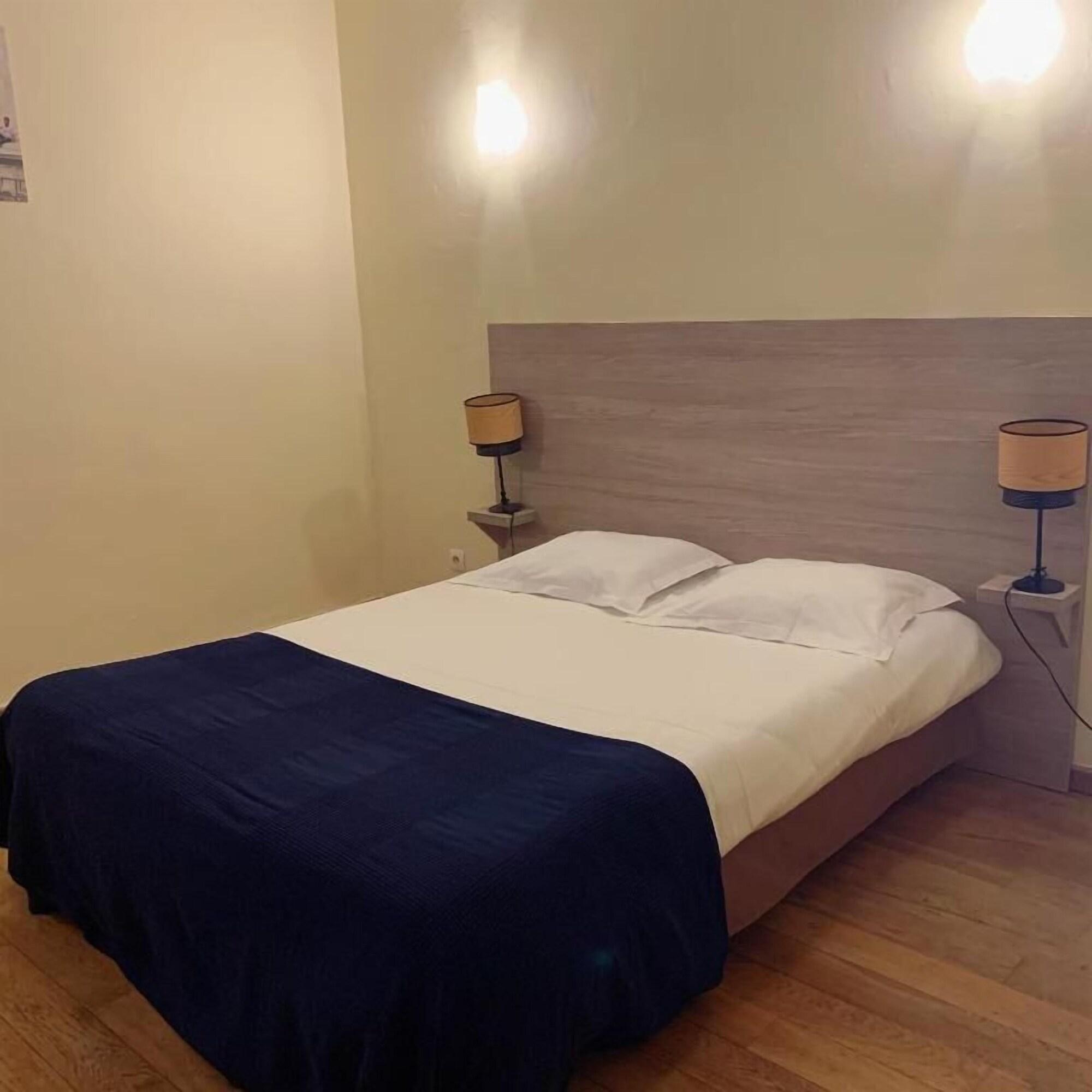 Empire Hotel Ним Екстериор снимка