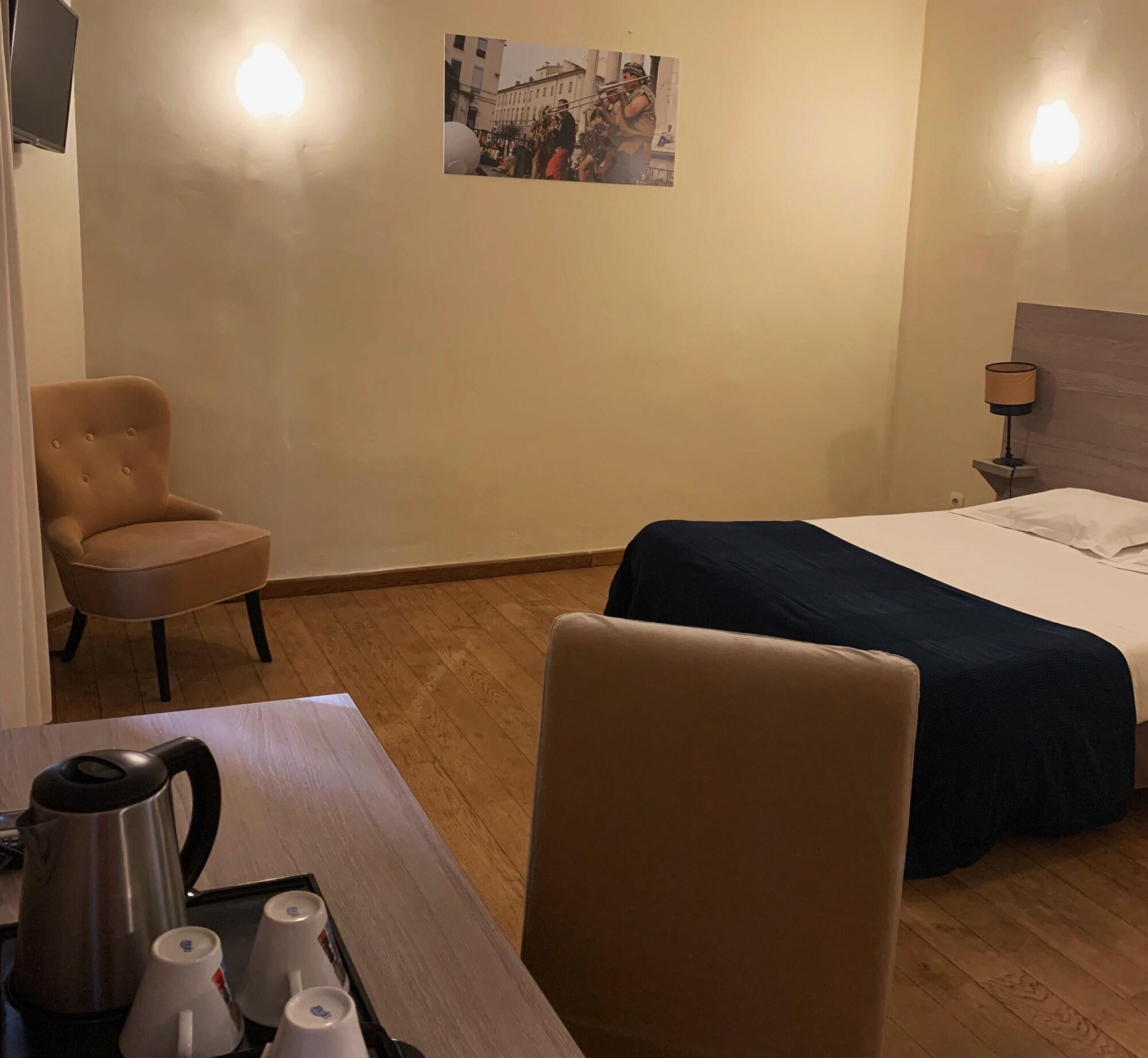Empire Hotel Ним Екстериор снимка