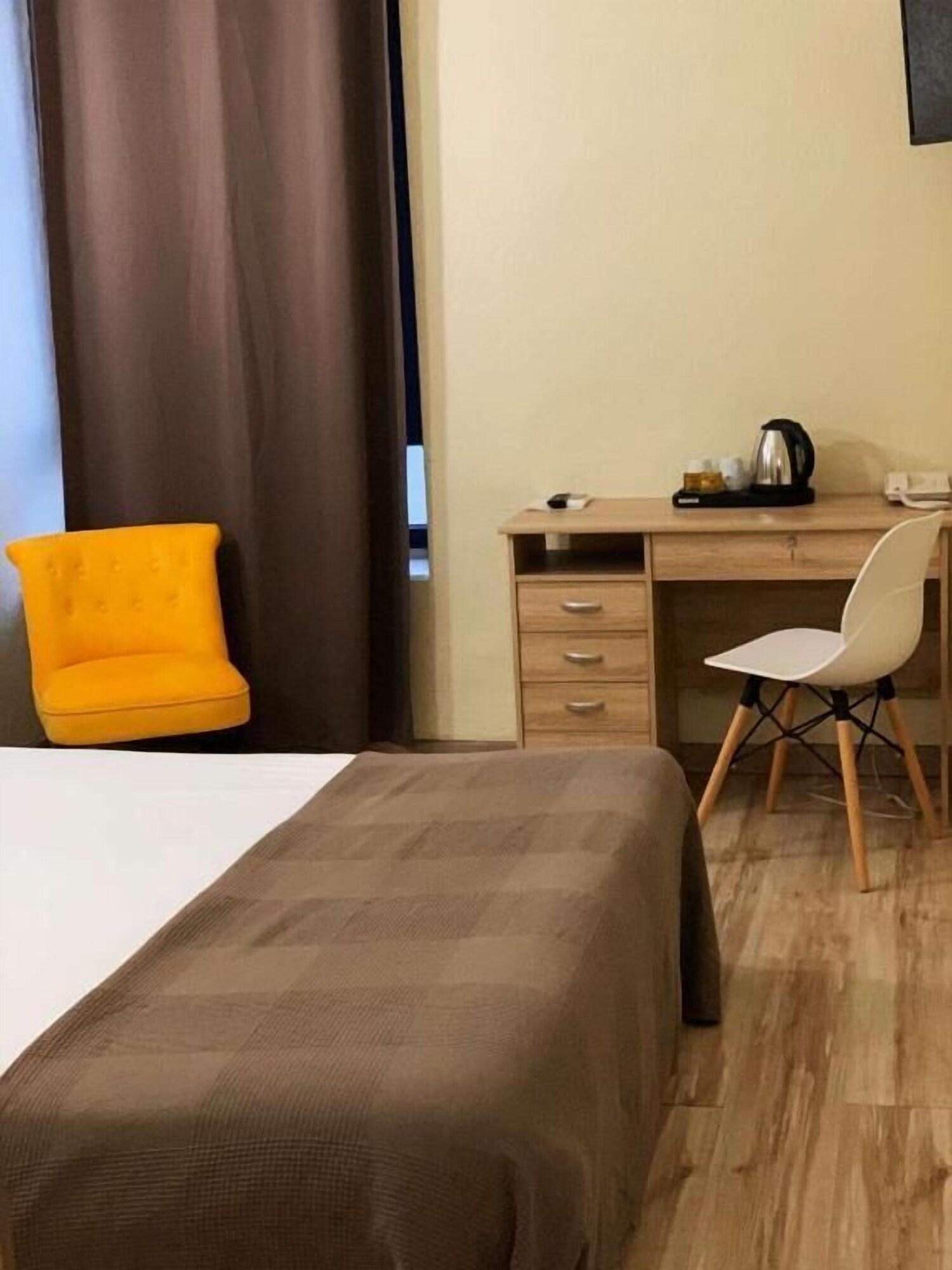 Empire Hotel Ним Екстериор снимка