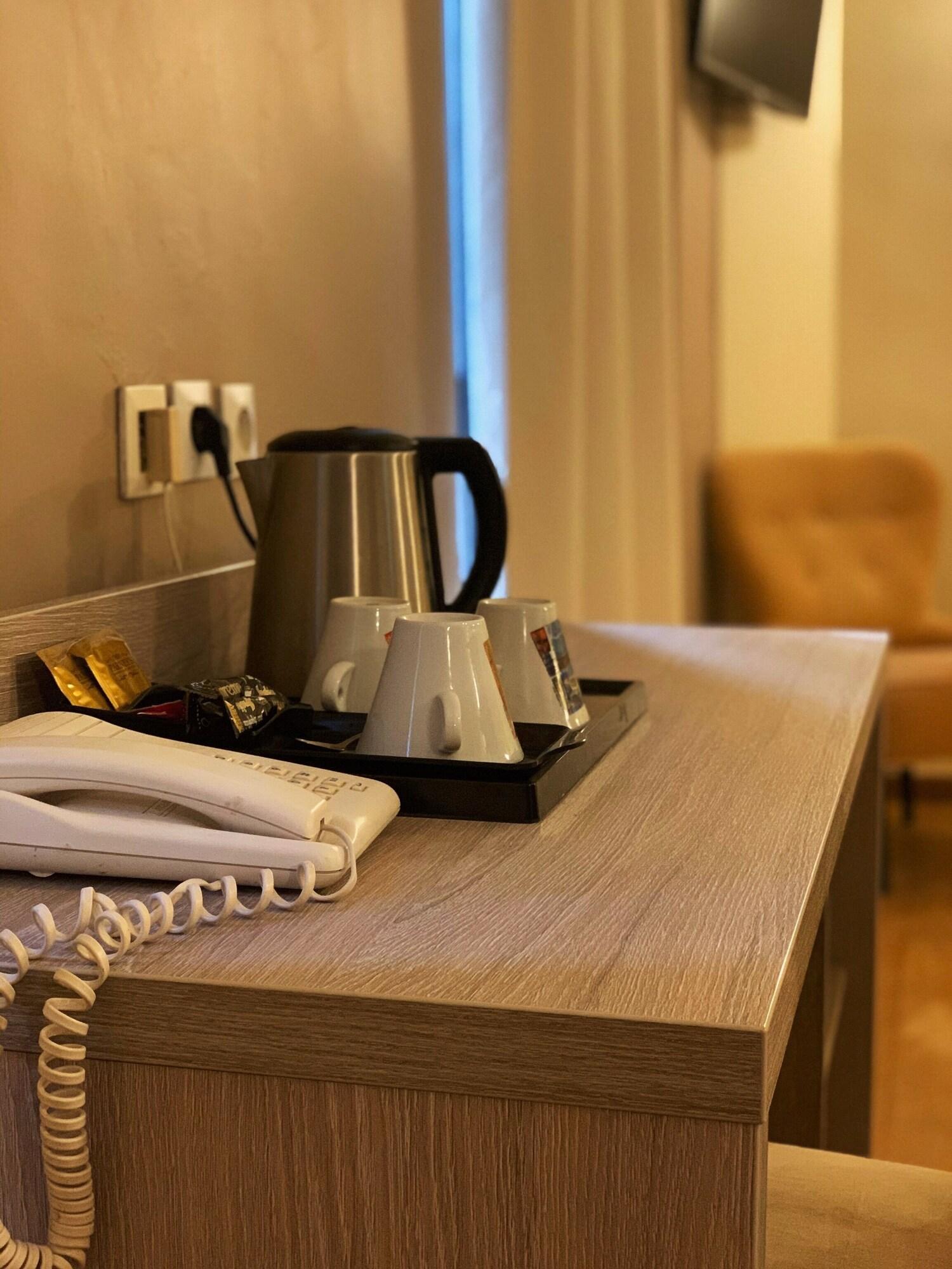 Empire Hotel Ним Екстериор снимка