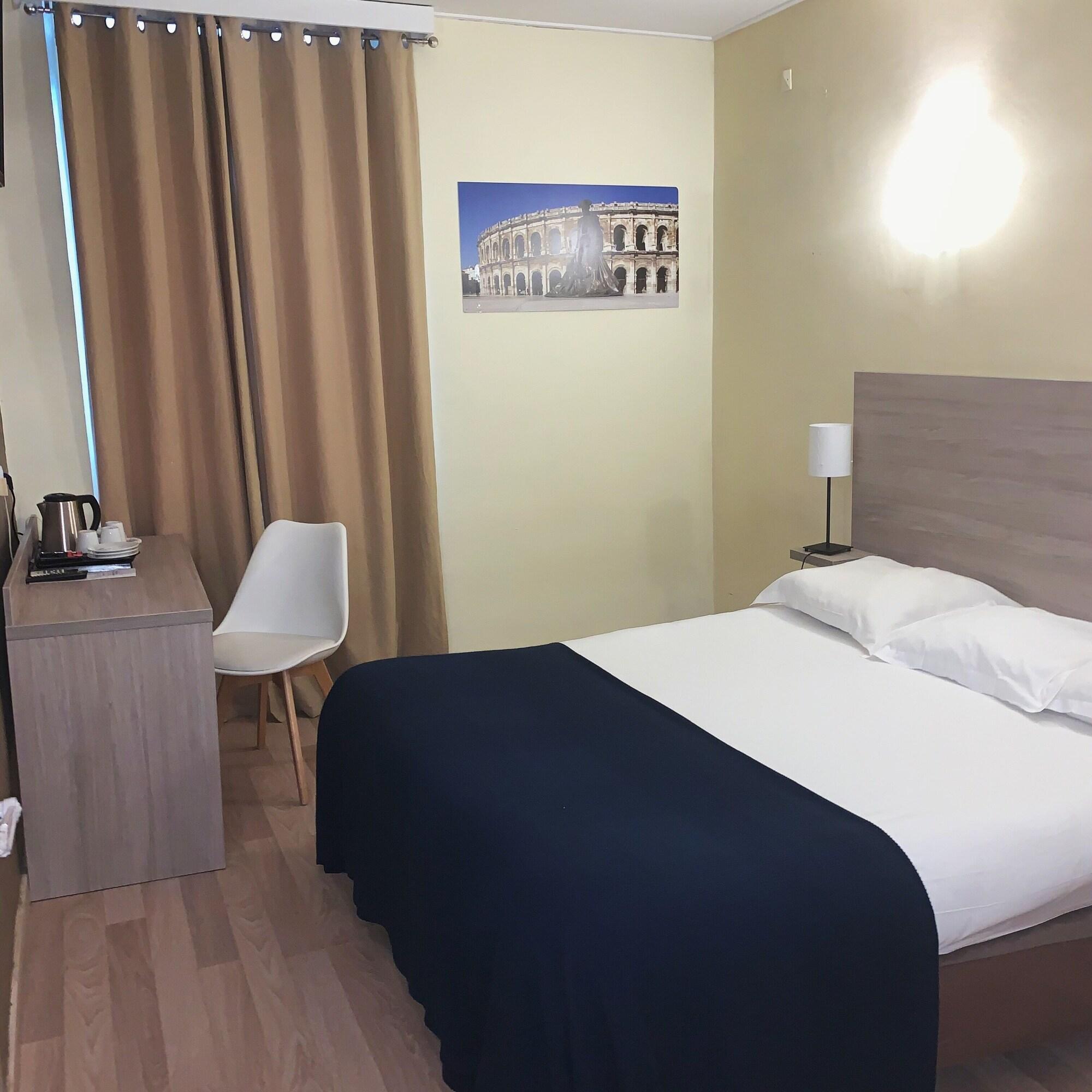 Empire Hotel Ним Екстериор снимка