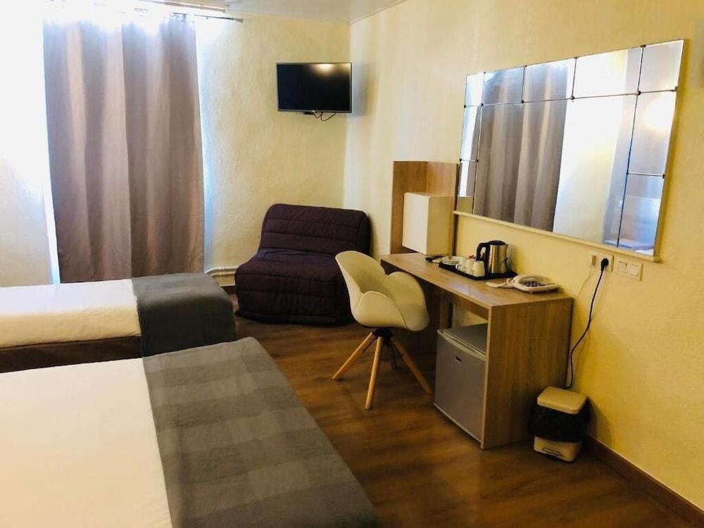Empire Hotel Ним Екстериор снимка