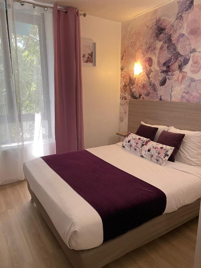 Empire Hotel Ним Екстериор снимка