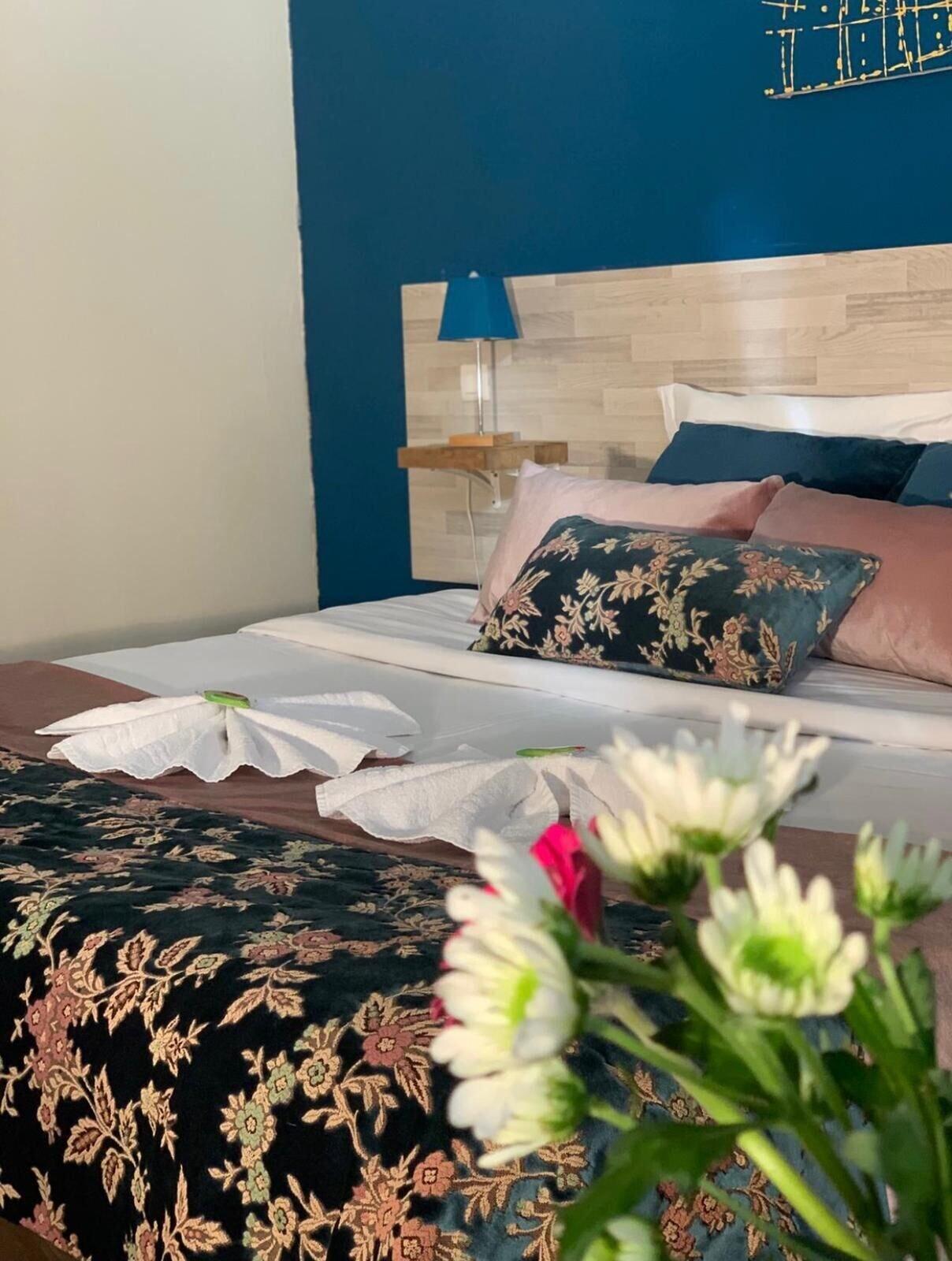 Empire Hotel Ним Екстериор снимка