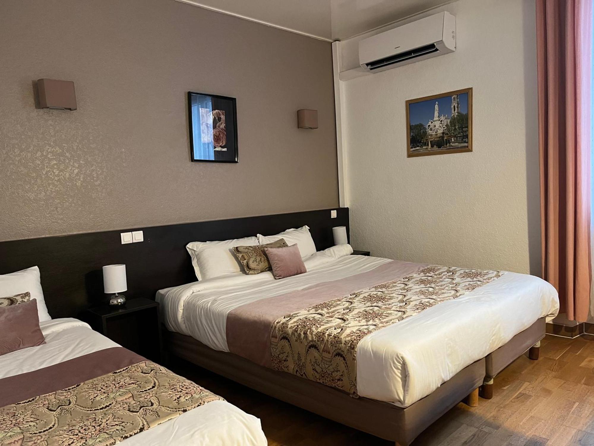 Empire Hotel Ним Екстериор снимка