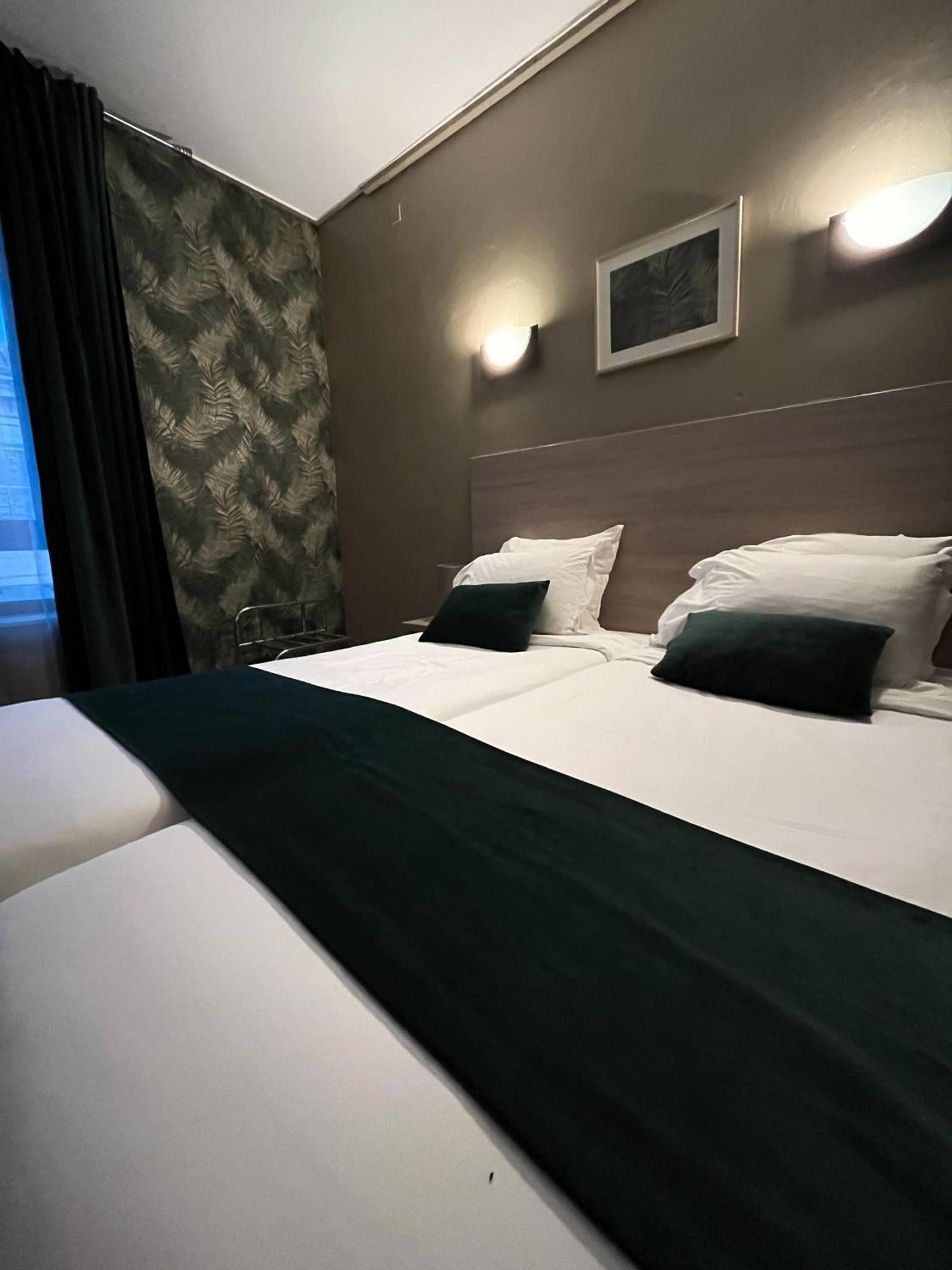 Empire Hotel Ним Екстериор снимка