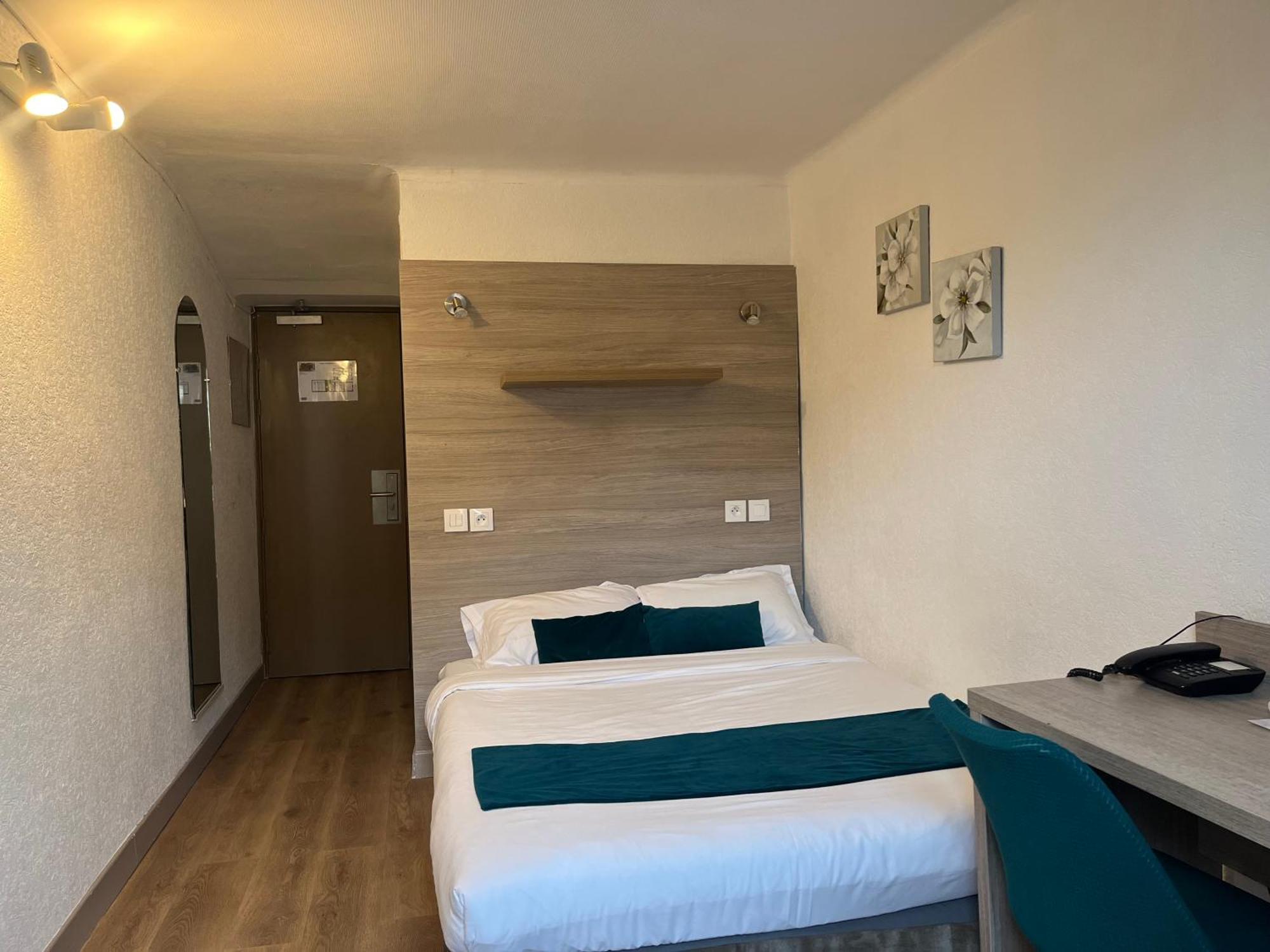 Empire Hotel Ним Екстериор снимка