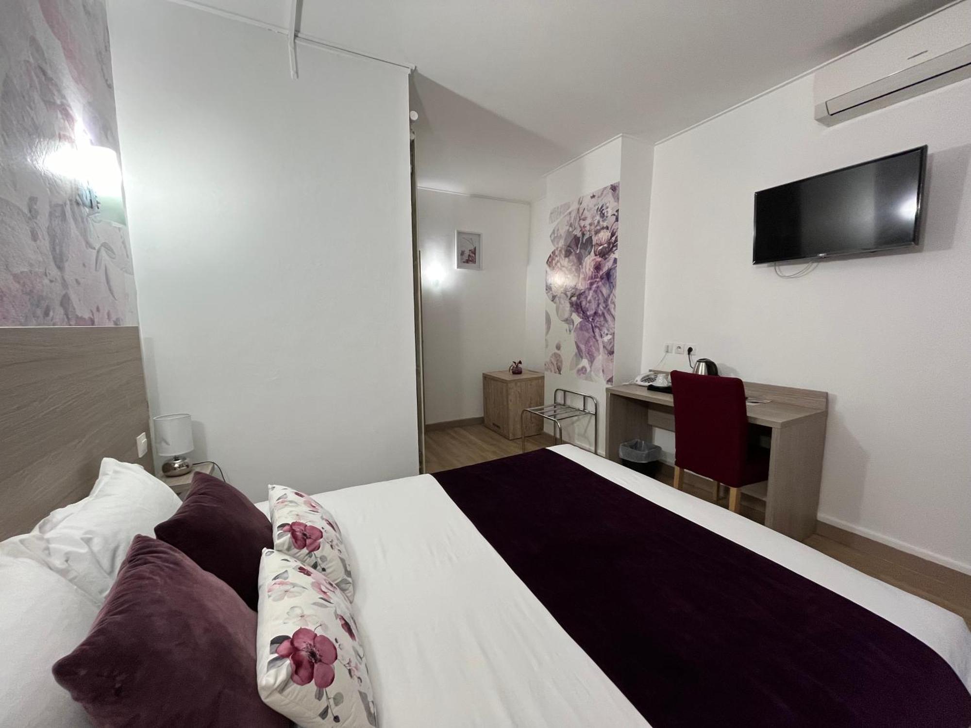 Empire Hotel Ним Екстериор снимка