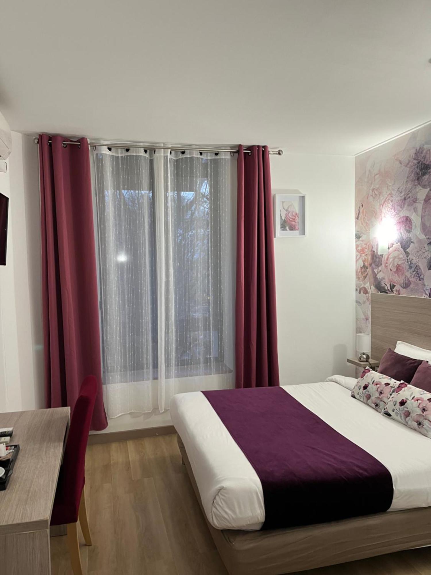 Empire Hotel Ним Екстериор снимка