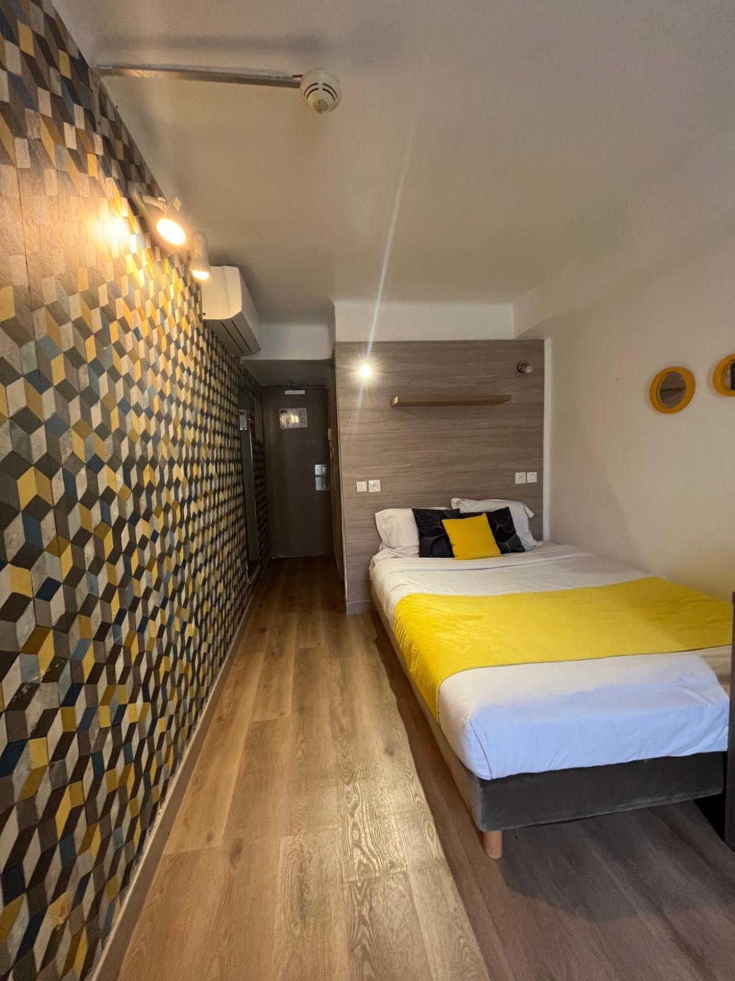 Empire Hotel Ним Екстериор снимка
