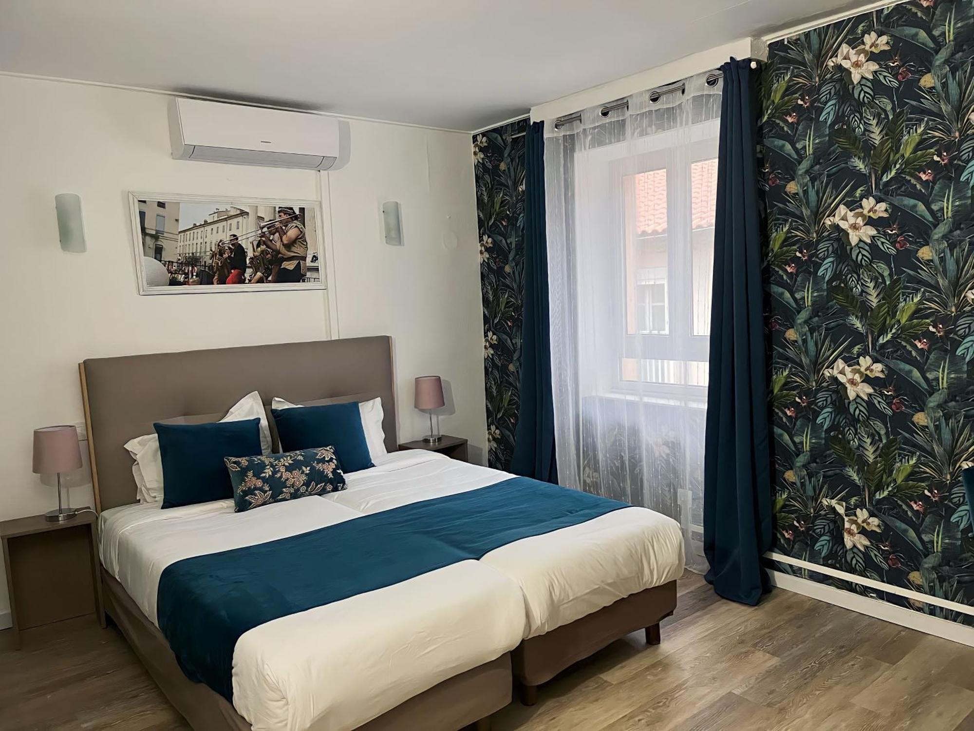 Empire Hotel Ним Екстериор снимка