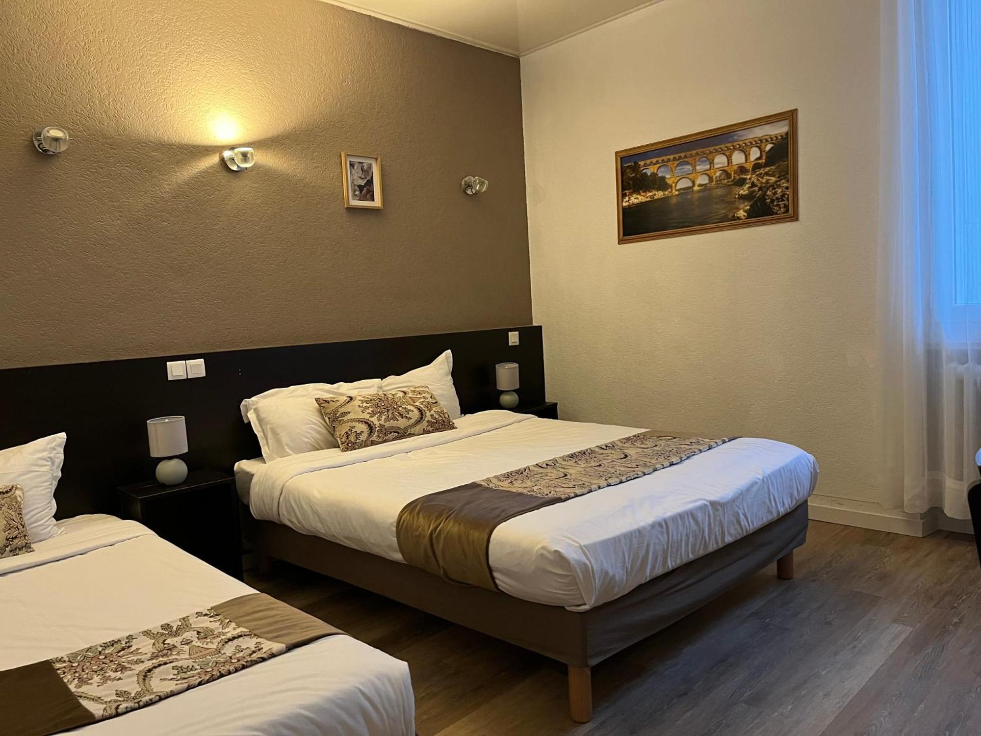 Empire Hotel Ним Екстериор снимка