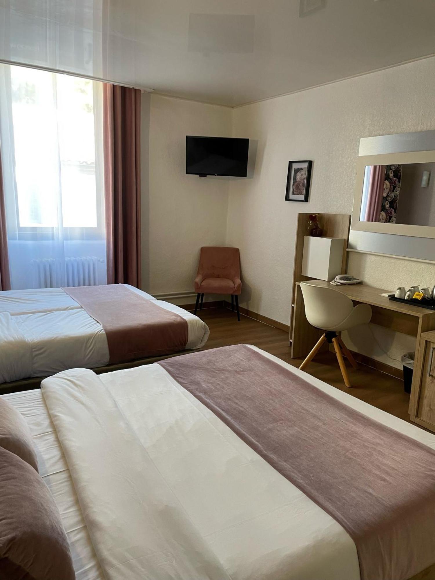 Empire Hotel Ним Екстериор снимка