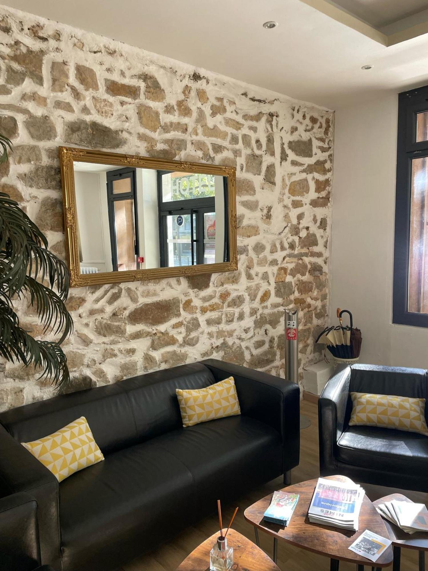 Empire Hotel Ним Екстериор снимка