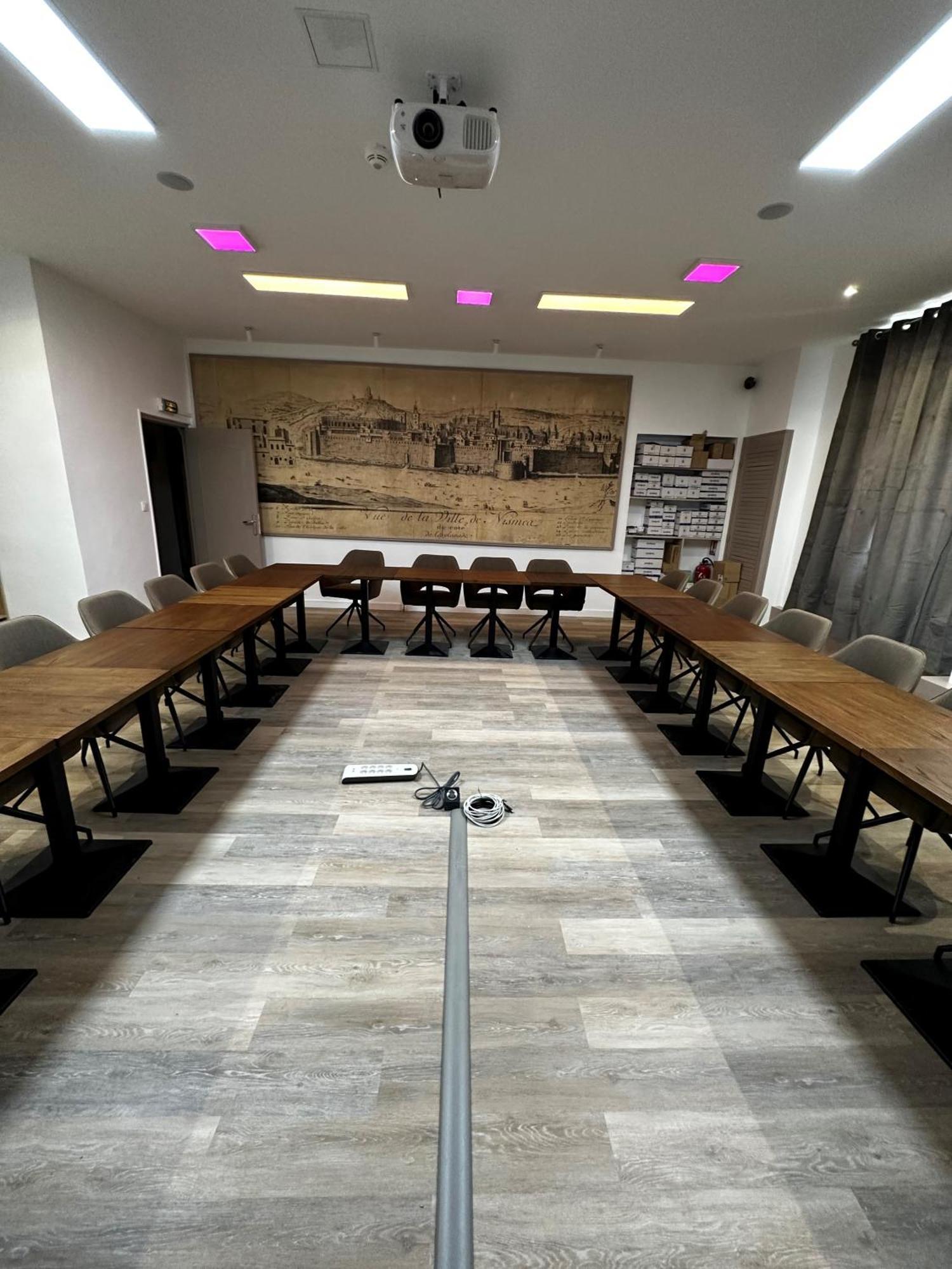 Empire Hotel Ним Екстериор снимка