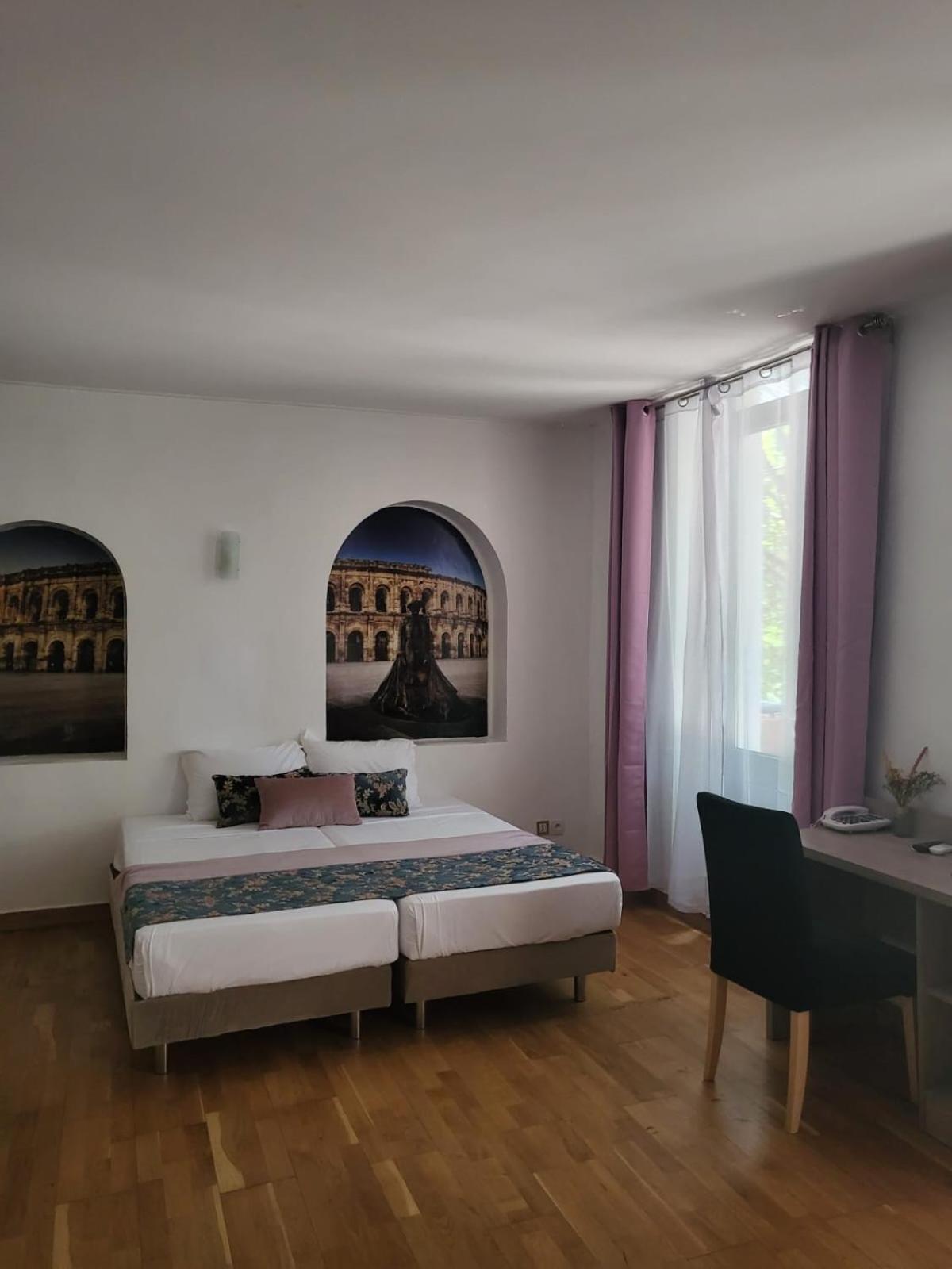 Empire Hotel Ним Екстериор снимка