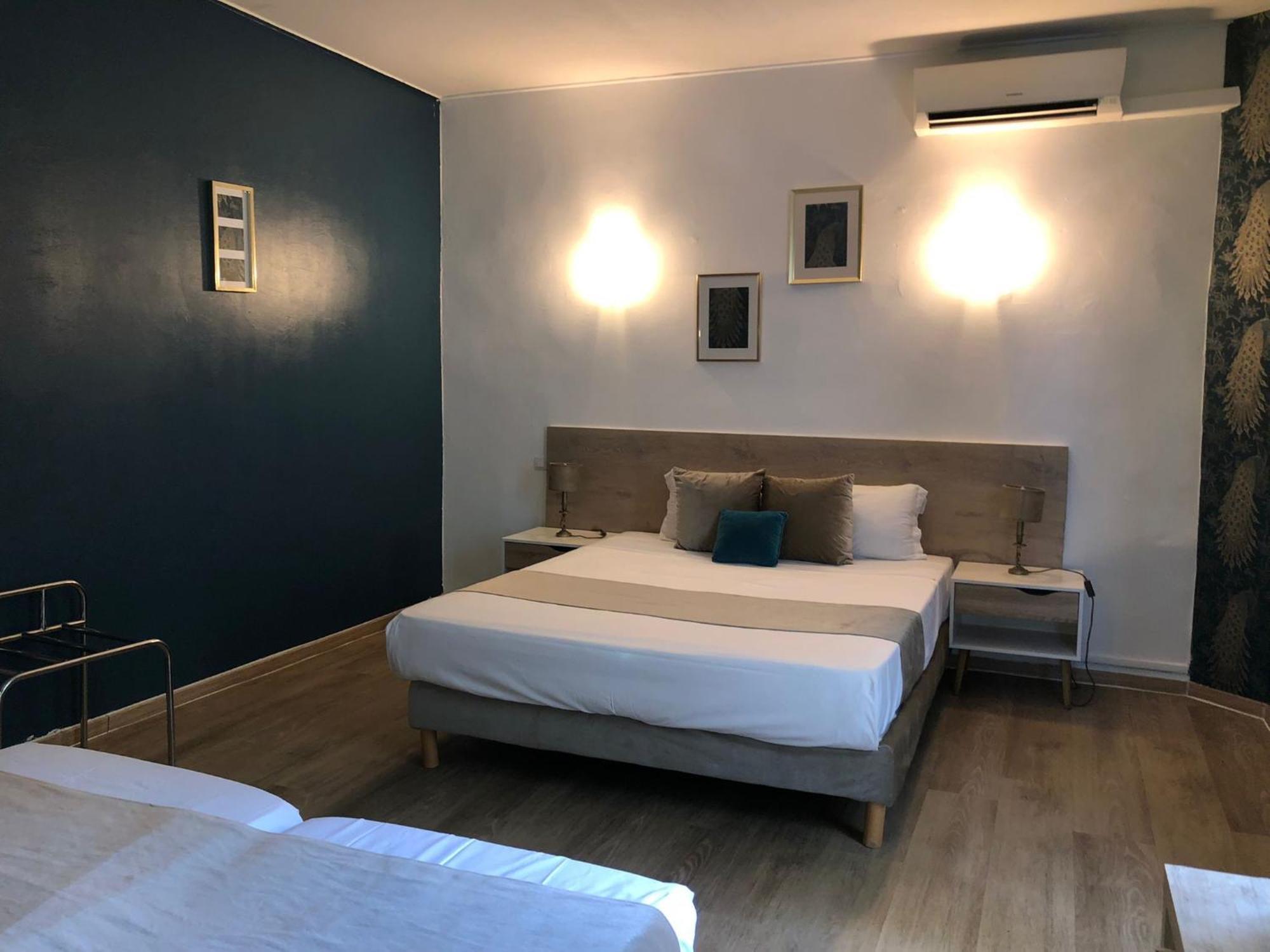 Empire Hotel Ним Екстериор снимка