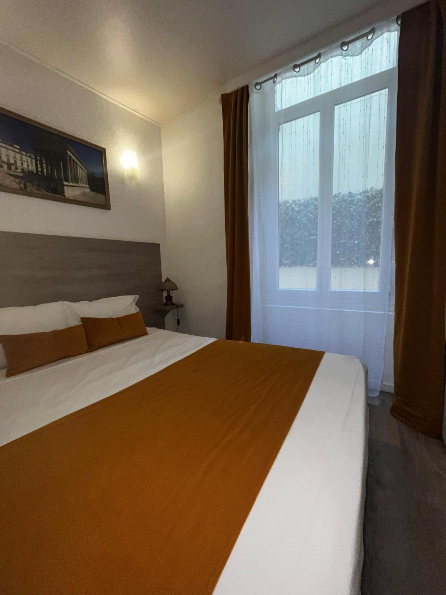 Empire Hotel Ним Екстериор снимка