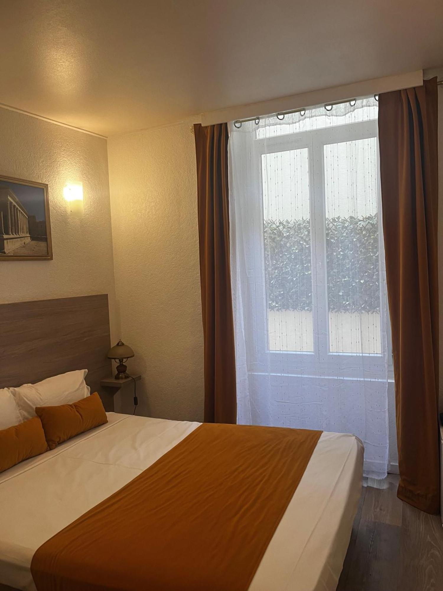 Empire Hotel Ним Екстериор снимка