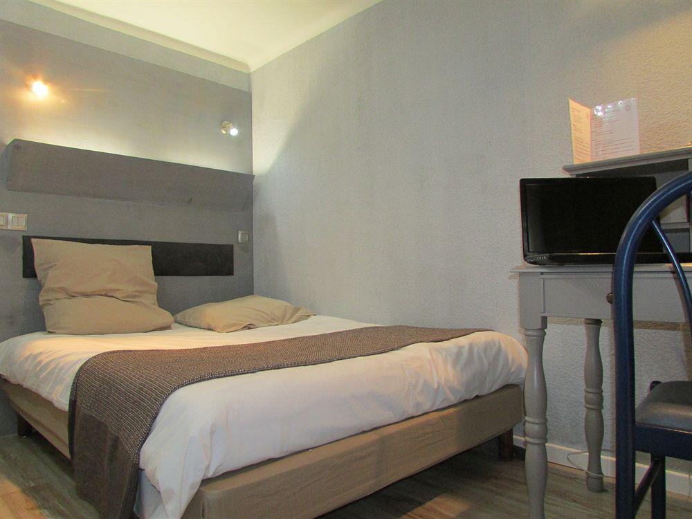 Empire Hotel Ним Екстериор снимка